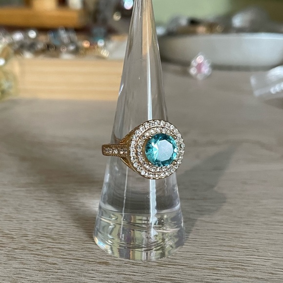 • Stunning Topaz Ring • - Picture 3 of 11